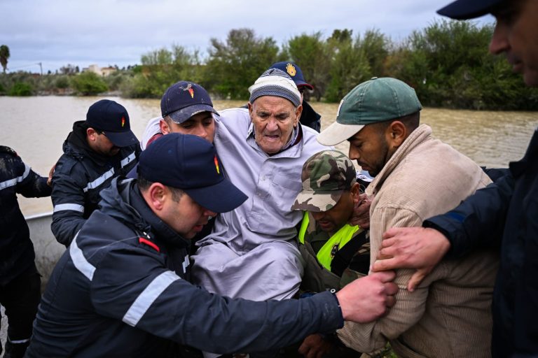 وطنية موسمية.. (عباد اللايكات) يغيبون في زمن الفيضانات