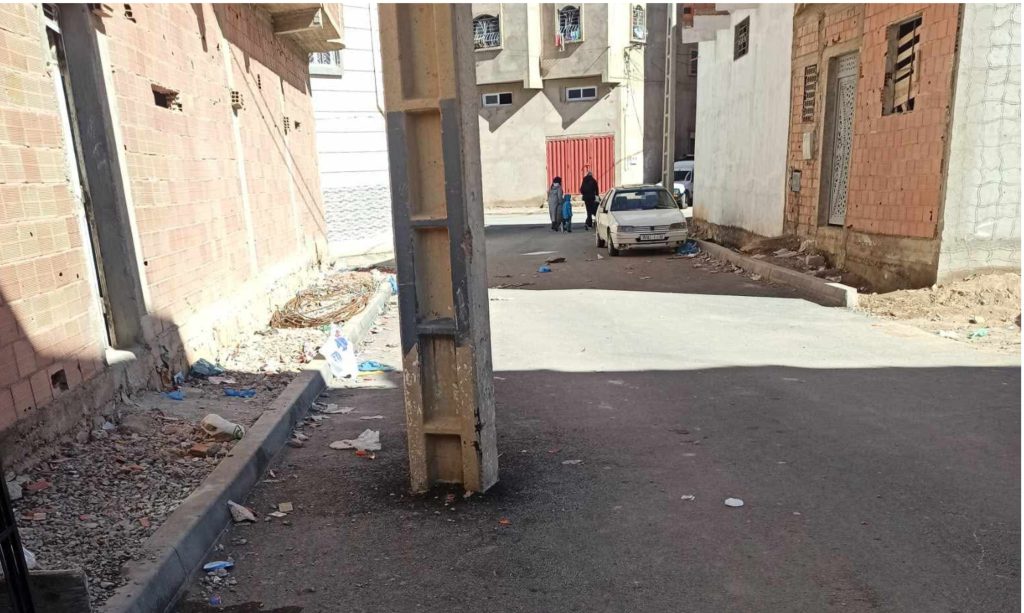 ميدلت.. تزفيت دون المعايير وعمود كهربائي وسط الطريق يثيران استياء الساكنة