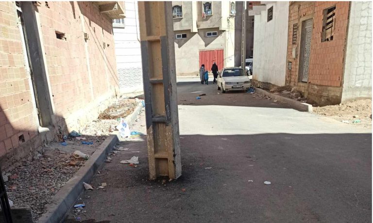 ميدلت.. تزفيت دون المعايير وعمود كهربائي وسط الطريق يثيران استياء الساكنة