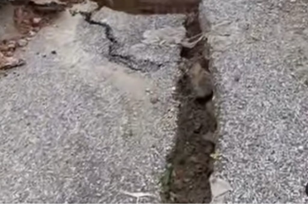 فاس.. هبوط خطير بطريق بنجليق بسيدي احرازم بسبب الأمطار