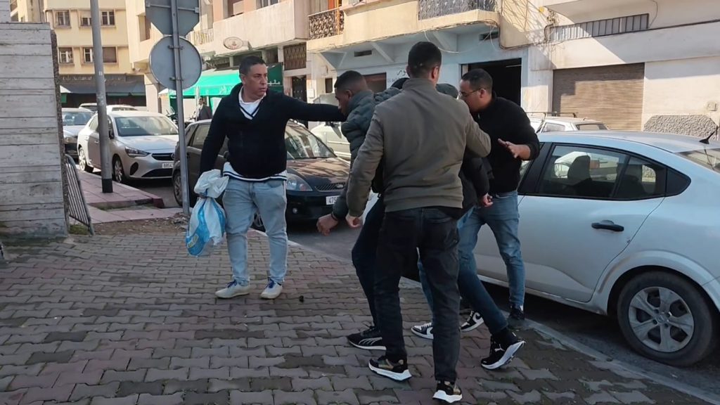 الشرطة القضائية تطيح بمروج مخدرات بمحيط مؤسسات تعليمية بالحي المحمدي - فيديو