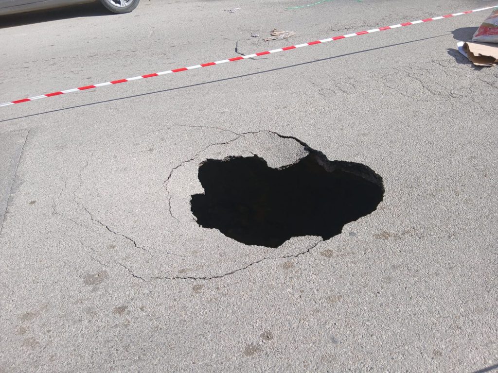 طنجة.. حفرة خطيرة بشارع فاطمة الزهراء تربك حركة السير وتدخل استباقي للسلطة المحلية