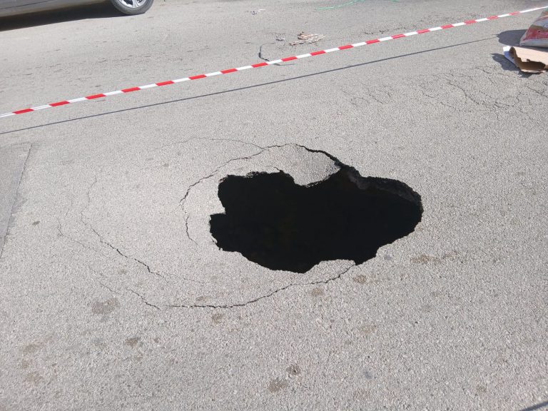 طنجة.. حفرة خطيرة بشارع فاطمة الزهراء تربك حركة السير وتدخل استباقي للسلطة المحلية