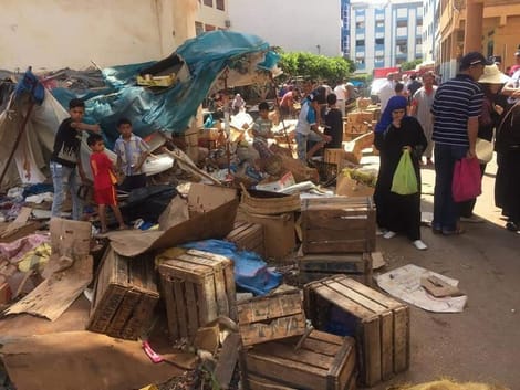 فوضى الباعة الجائلين تعود بقوة إلى أمزورن… والساكنة تطالب بتحرير الشوارع