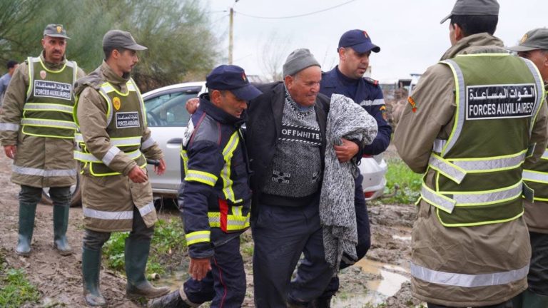 عندما يعلو منسوب الماء.. ينخفض منسوب الإنسانية عند البعض ويرتفع لدى المغاربة
