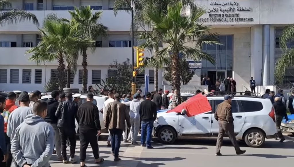 أصحاب سيارات الأجرة الكبيرة و الصغيرة يحتجون أمام المنطقة الأمنية لبرشيد
