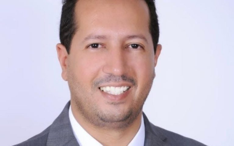 من يهن المحاماة فماله من مكرم