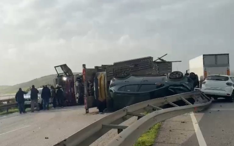 حادث خطير.. انقلاب شاحنة يتسبب في اصطدام بين سيارات بالطريق السيار العرائش طنجة
