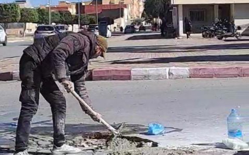 وجدة .. مواطن يُرمم شوارع المدينة بـ'سطل إسمنت'