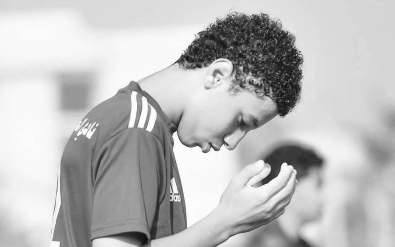 وفاة اللاعب المصري معتصم زكريا في حادث مروع أثناء توزيع وجبات الإفطار