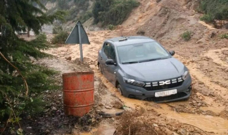 الحسيمة.. سائق ينجو بأعجوبة من انهيار للتربة قطع الطريق