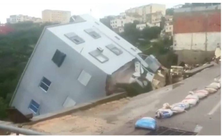 تاونات.. انهيار منزل مكون من ثلاثة طوابق بسبب الفيضانات