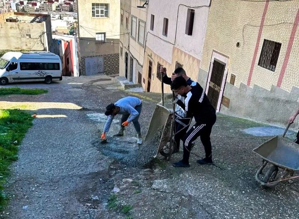 شباب حي بالحسيمة يبادرون لإصلاح شارع بسبب عدم تحرك الجماعة