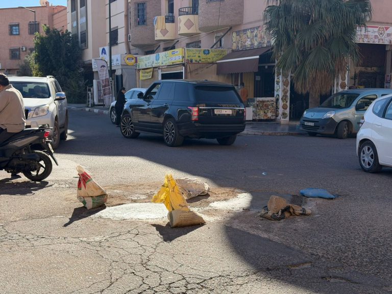 فضيحة.. مواطنون ينوبون عن مجلس مقاطعة جليز في إصلاح الحفر بمراكش