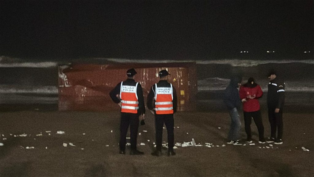 بعد حادث ميناء البيضاء.. شاطئ عين الدياب يلفظ إحدى حاويات السفينة الليبيرية