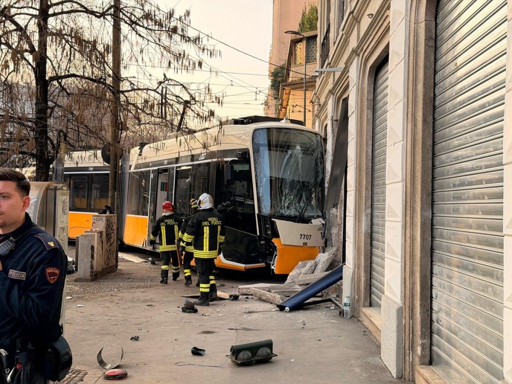 إيطاليا.. إصابة 20 شخصًا إثر خروج ترام عن مساره بميلانو