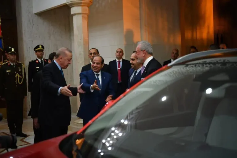 بمواصفات خيالية.. أردوغان يهدي السيسي سيارة كهربائية تركية متطورة