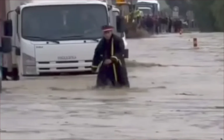 بالصورة.. دركي يواجه السيول لتأمين سلامة مستعملي الطريق بتاونات