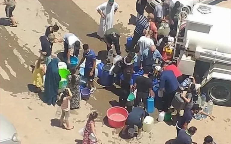 جزائريون بدون ماء وإعلامهم منشغل بتغطية فيضانات المغرب