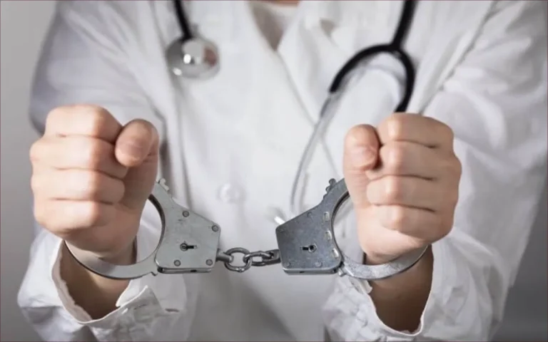 وصفات وهمية للمخدرات مقابل المال.. أمن البيضاء يوقف طبيبا