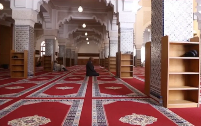 “القبض” في الصلاة يتصدر التجاوزات.. مجلس الدار البيضاء سطات يرصد مخالفات القيمين الدينيين