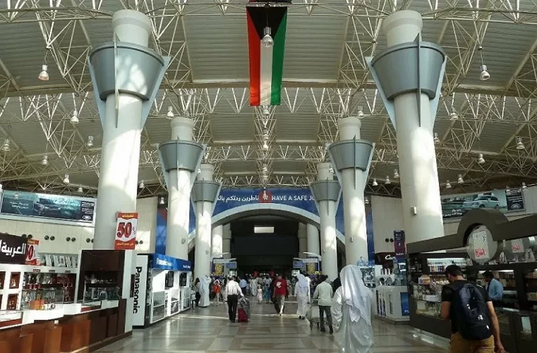 الكويت تغلق أجواءها مؤقتا أمام حركة الطائرات والمسافرين