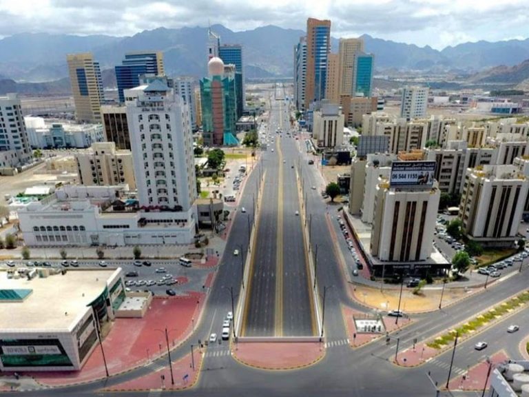 الفجيرة.. اندلاع حريق جراء سقوط شظايا بعد اعتراض مسيّرة
