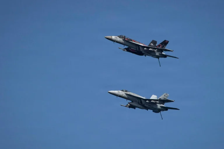 طائرات عسكرية