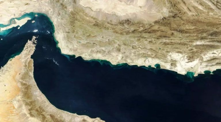 إيران تعتزم فرض رسوم عبور في مضيق هرمز