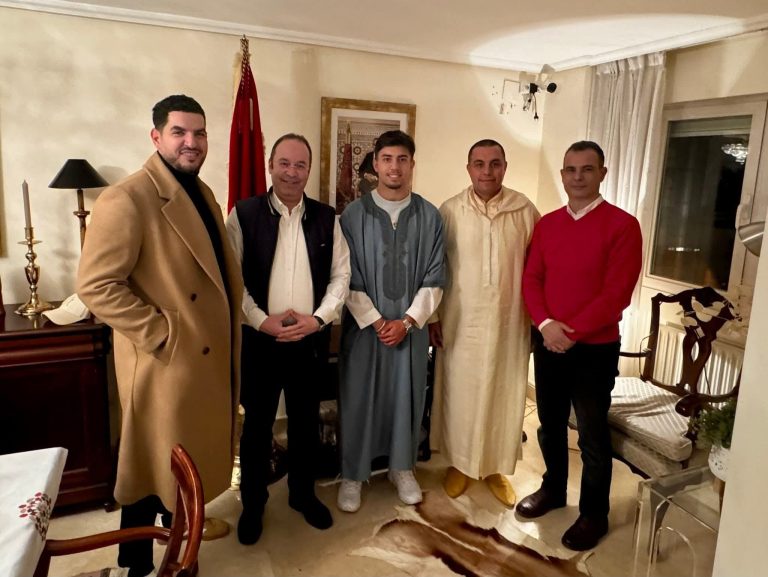 إلياس أخوماش يشارك في إفطار رمضاني تنظمه القنصلية العامة للمغرب بمدريد