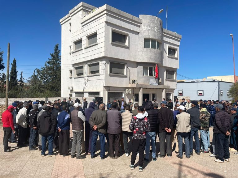 تازة.. وقفة تضامنية بالزراردة دعماً لرئيس الجماعة علي بوزردة تزامناً مع جلسة محاكمته