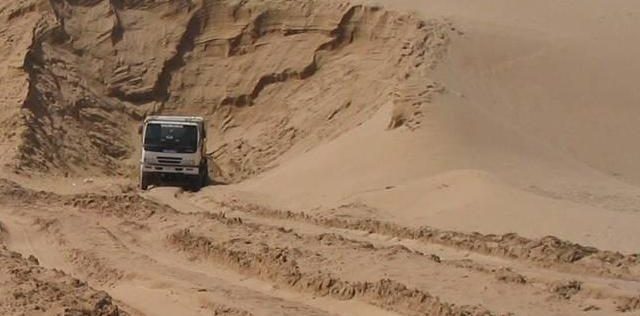 تطوان.. الدرك الملكي يحجز شاحنة متورطة في نقل الرمال بشاطئ سيدي عبد السلام