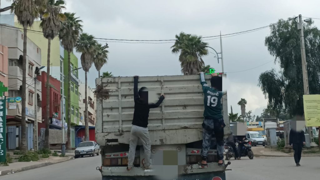 ركوب الموت.. أطفال يجازفون بحياتهم بالشارع العام بسطات