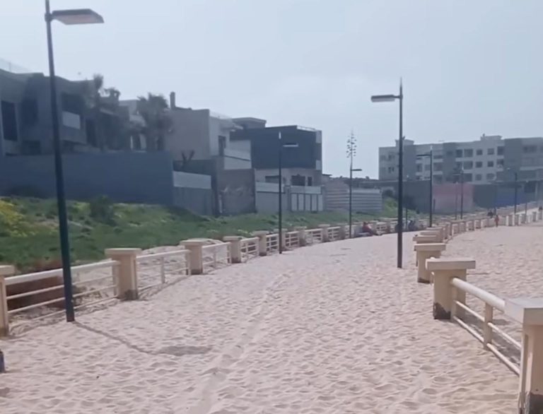 الرمال تزحف على كورنيش المحمدية و الساكنة تطالب الجماعة بالتدخل