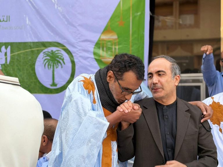 مدونون موريتانيون انتقدوا الانحناء احتراماً للملك وبلعوا ألسنتهم بشأن تقبيل يد سفير إيران