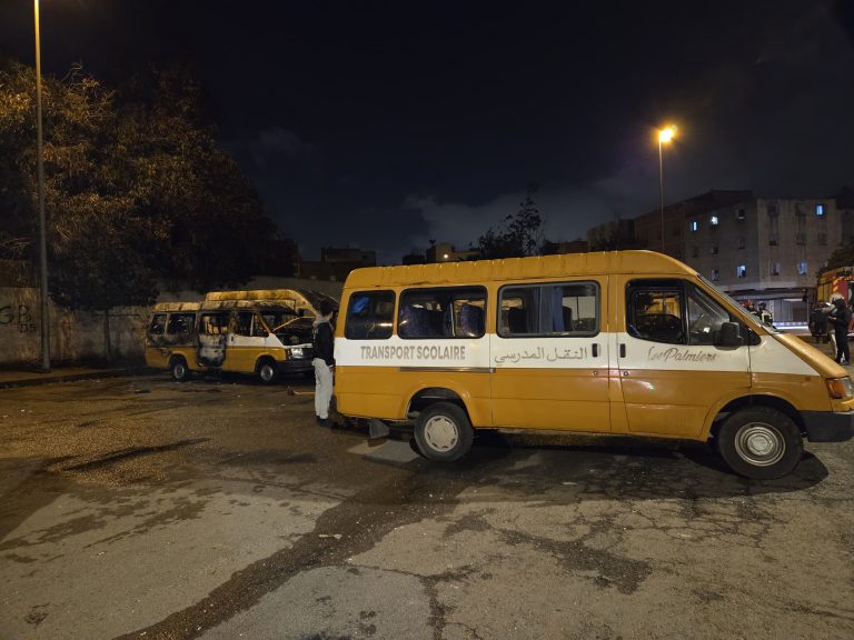 البيضاء.. حريق مهول يلتهم 4 سيارات للنقل المدرسي في ظروف غامضة