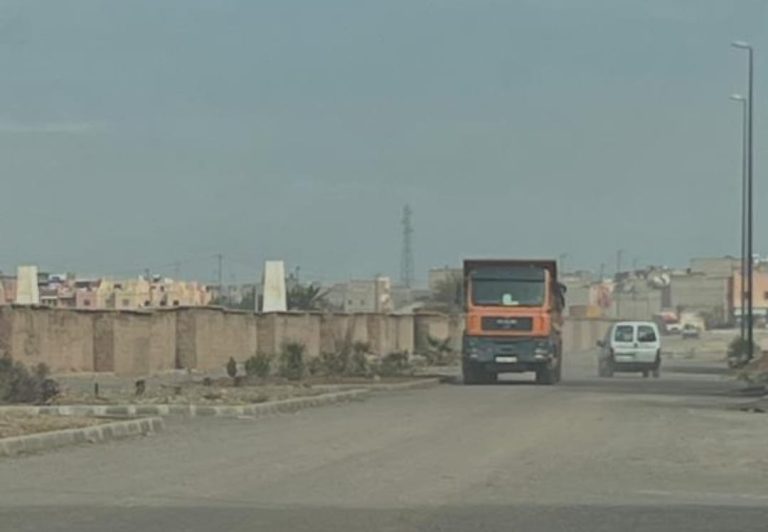 مراكش.. ساكنة بلعكيد تشتكي مرور شاحنات الأتربة وتطالب بتدخل السلطات