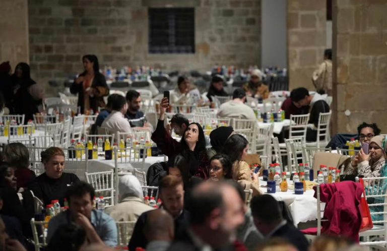 أكثر من ألف مشارك في إفطار رمضاني ببرشلونة يؤكدون: الحوار والدبلوماسية طريق السلام