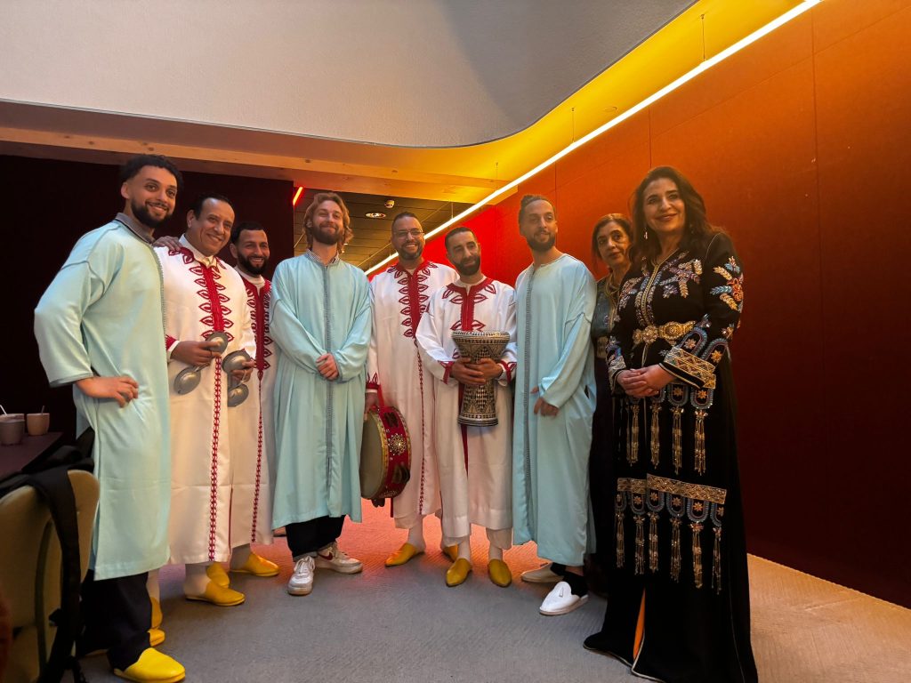 العيد المغربي يضيء اذاعة هولندية.. الدقة المراكشية تشعل الأجواء وتبهر الجميع - فيديو