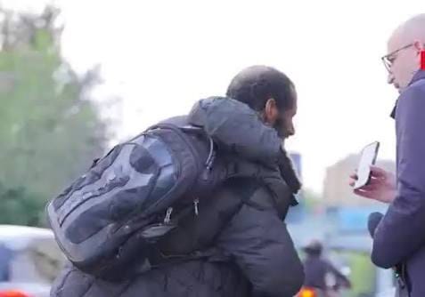 بعد 26 عامًا من الغياب… فيديو على تيك توك يعيد مغربيًا إلى عائلته من قلب إيطاليا