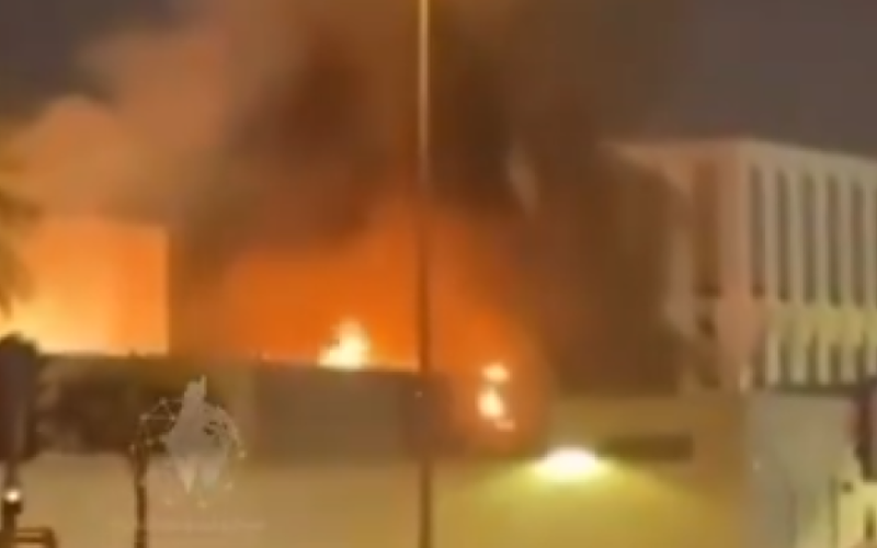 إخماد حريق بمحيط القنصلية الأمريكية في دبي إثر هجوم بمسيّرة