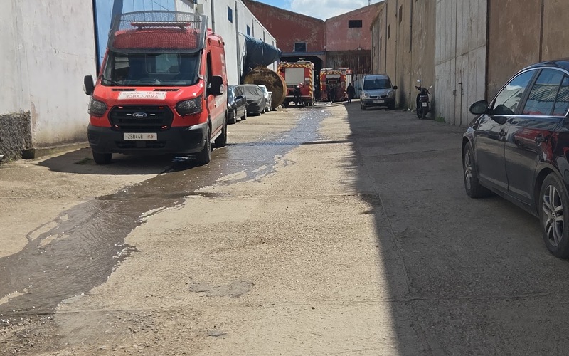 البيضاء.. النيران تلتهم حافلتين للمسافرين داخل مستودع بعين الشق - صور