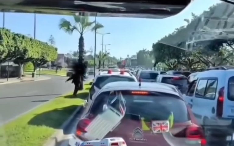 مشهد مؤثر.. أب يركض وسط الطريق لفتح المجال أمام سيارة إسعاف تقل ابنه المصاب