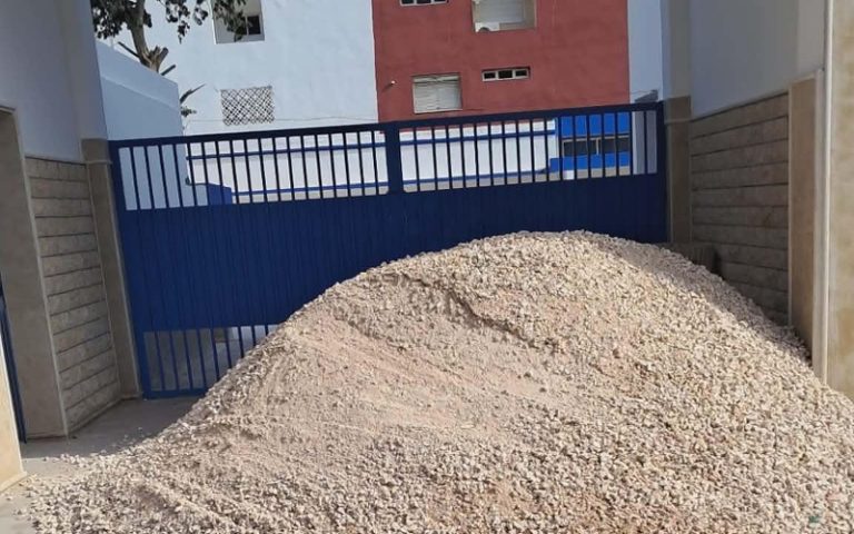 الحسيمة.. تأخر أشغال مدرسة فاطمة الزهراء يفجر غضب الأسر