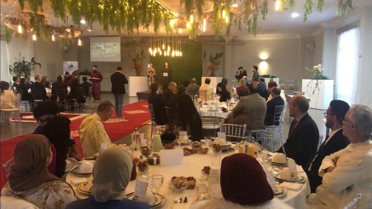 القنصلية المغربية بمرسية تجمع أفراد الجالية في إفطار رمضاني