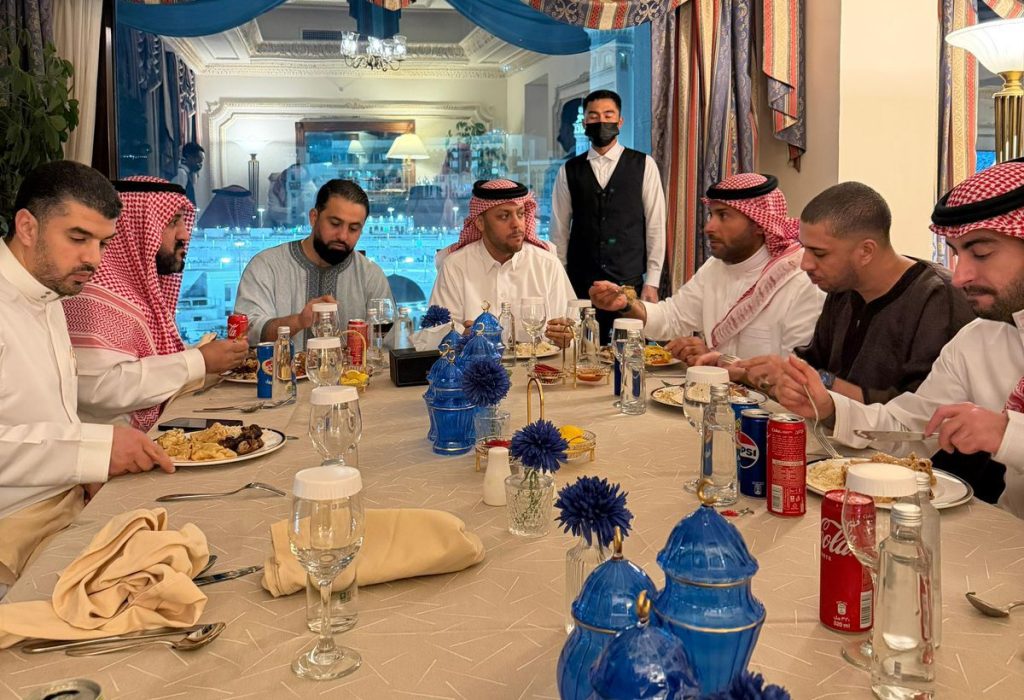 يزيد الراجحي يستضيف رجل الأعمال المراكشي محمد أقشمار بالسعودية