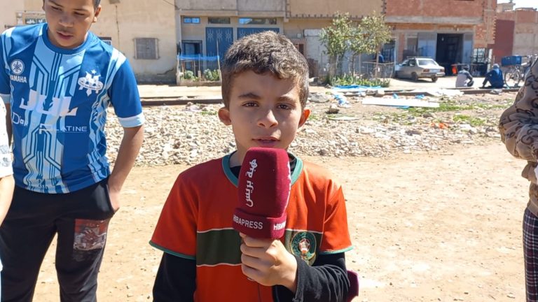 بمطار وجدة أنجاد.. الطفل يونس عريكات يطير نحو البيضاء لمعانقة حلم لقاء النجم حكيم زياش