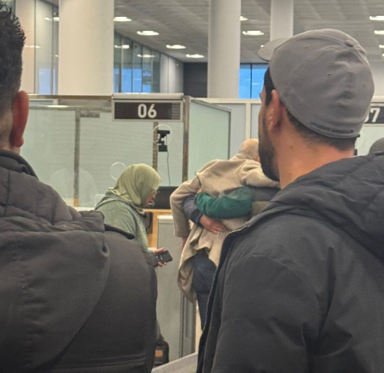ازدحام غير مسبوق بمطار الناظور.. تأخيرات قياسية وحالة إغماء بين المسافرين