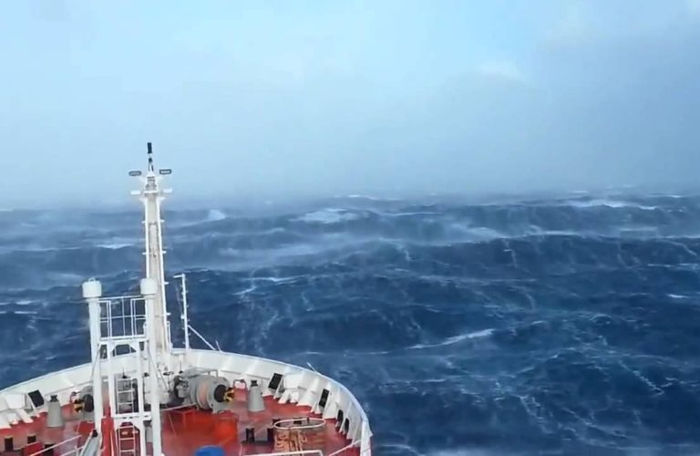 بسبب سوء الأحوال الجوية.. تعليق حركة الملاحة البحرية بين طريفة وطنجة