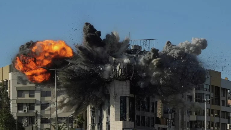 سقوط مئات القتلى والجرحى بلبنان.. والجيش الإسرائيلي: نفذنا هجوما هو الأعنف منذ بدء عمليتنا